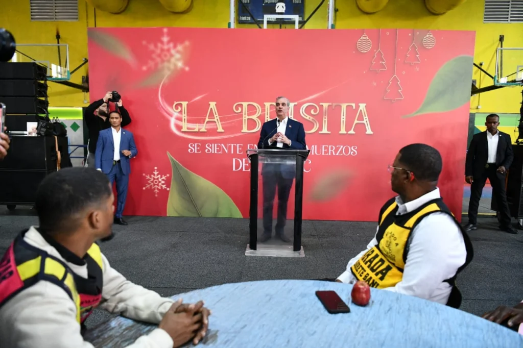 Abinader comparte almuerzo navideño con motoconchistas (Fotos de Danny Polanco)