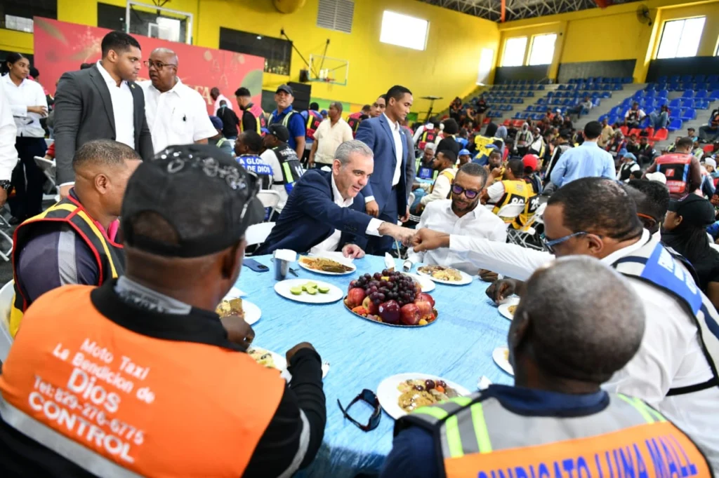 Abinader comparte almuerzo navideño con motoconchistas (Fotos de Danny Polanco)