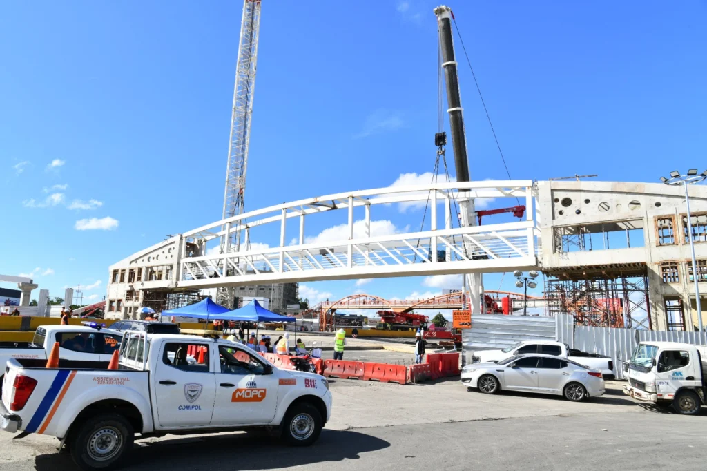 Puente peatonal en el kilómetro 9 de la Autopista Duarte