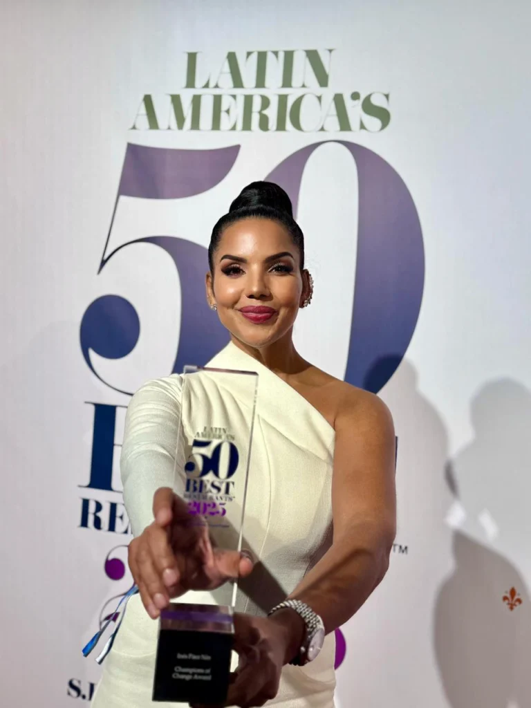 Chef Tita recibe el premio Champions of Change en Guatemala.