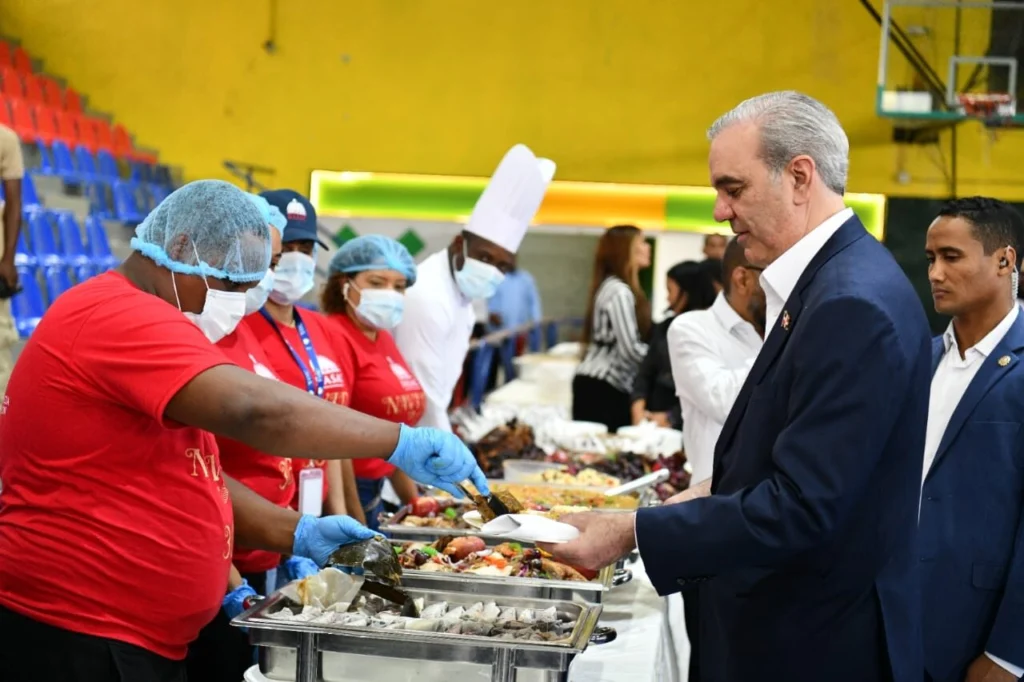 Abinader comparte almuerzo navideño con motoconchistas