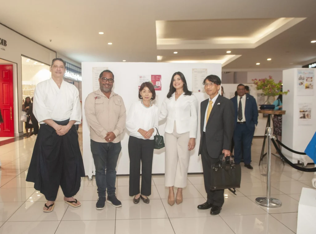Alejandro Domínguez, Víctor Liriano, Hisako Hayakawa, María Elena Cruz y el embajador, Osamu Hayakawa.