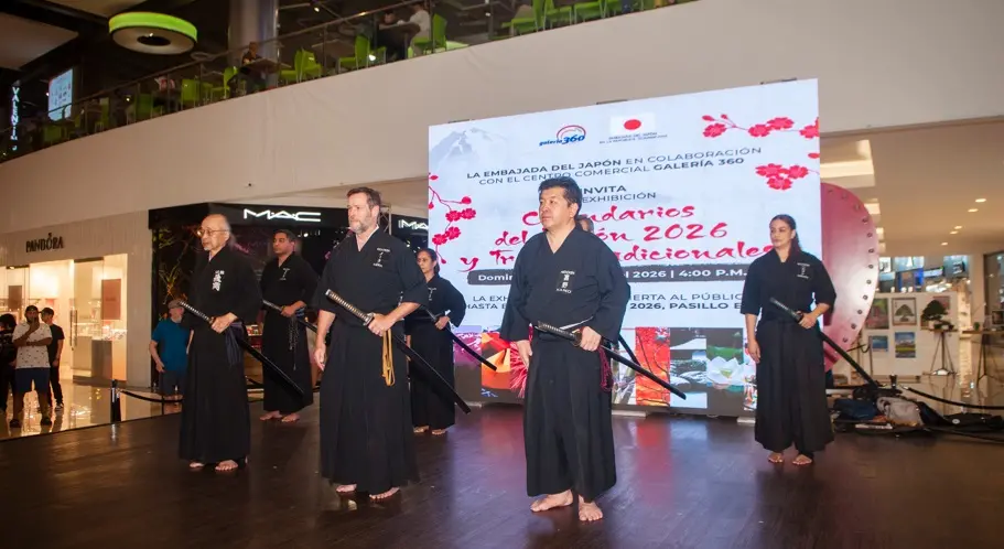 Alejandro Domínguez, Víctor Liriano, Hisako Hayakawa, María Elena Cruz y el embajador, Osamu Hayakawa.