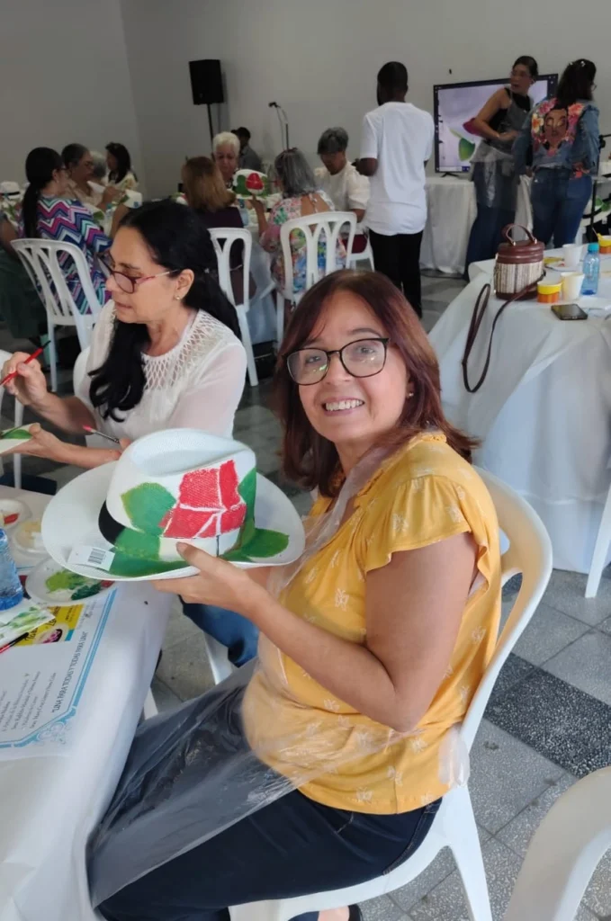 Esta dama muestra su sombrero con orgullo.