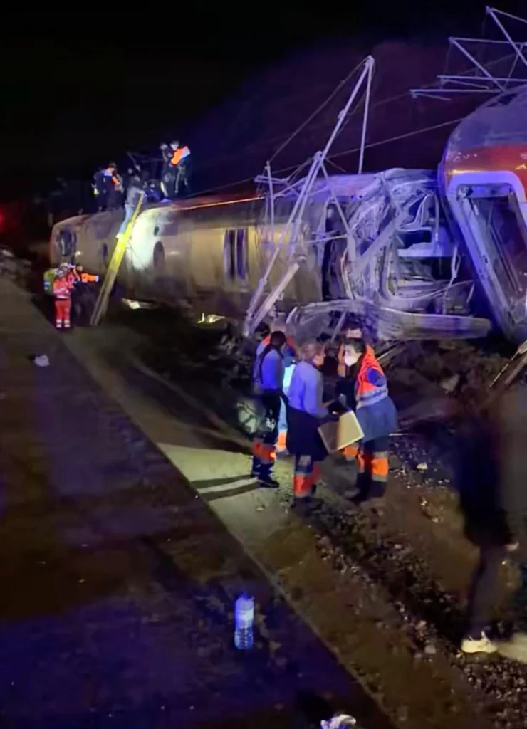 EN FOTOS | España, de luto por choque de trenes: 39 muertos