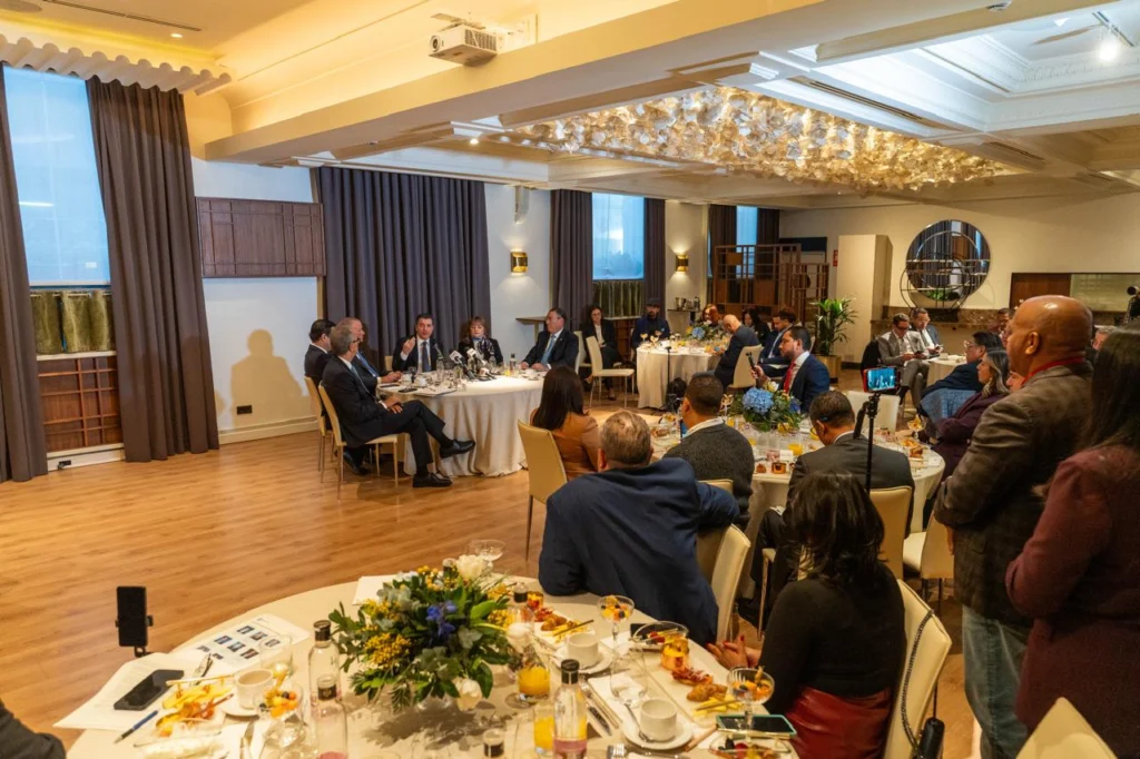 2- Los datos se ofrecieron en un desayuno-encuentro organizado por el Banco Popular con periodistas dominicanos en el marco de la Feria Internacional de Turismo.