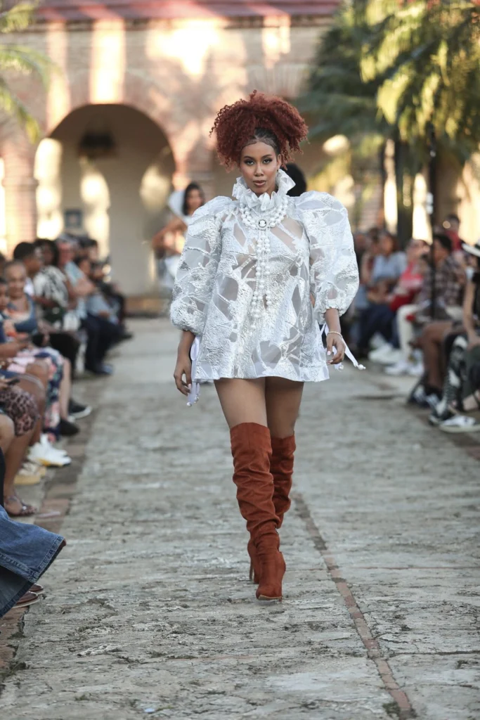 El desfile inició con el diseñador Benito Antonio.