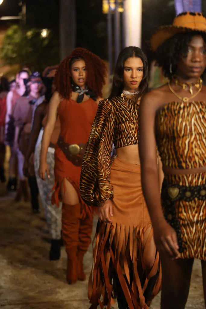 el desfile culminó con el Cowboy Final Show, una producción creada por la agencia Dominican Runway