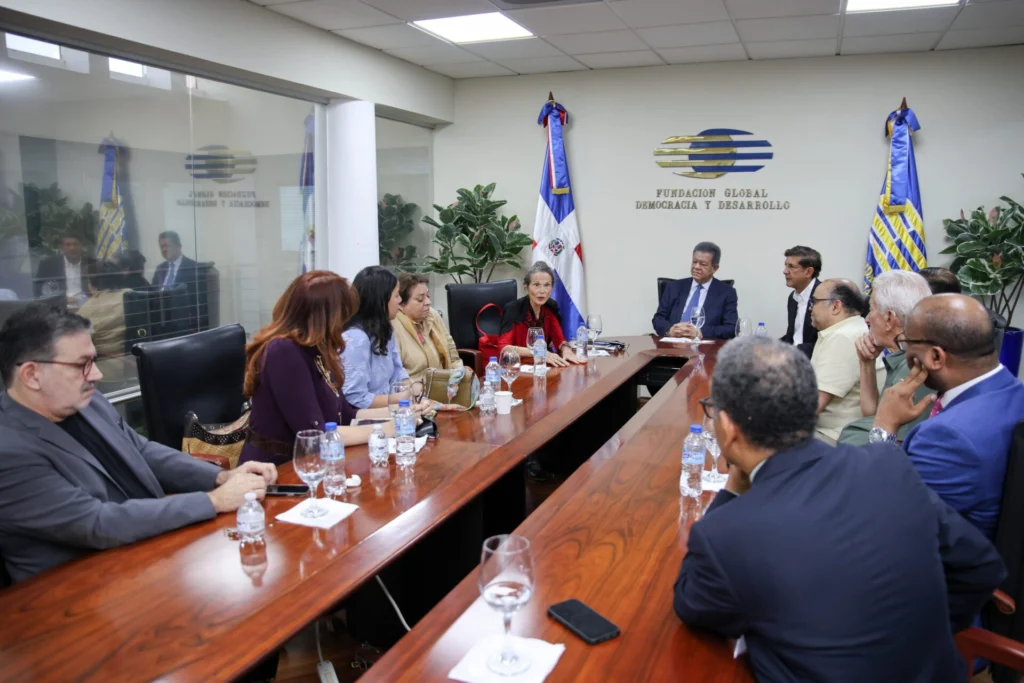 Leonel Fernández recibe a Julia Álvarez y delegación cultural en Funglode