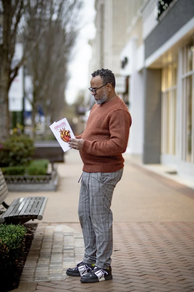 Pastor Dhelvin Carmona con su libro Corazoěn de Hierro