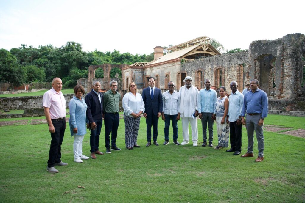 Roberto Ángel Salcedo visitó las ruinas del Ingenio Nigua