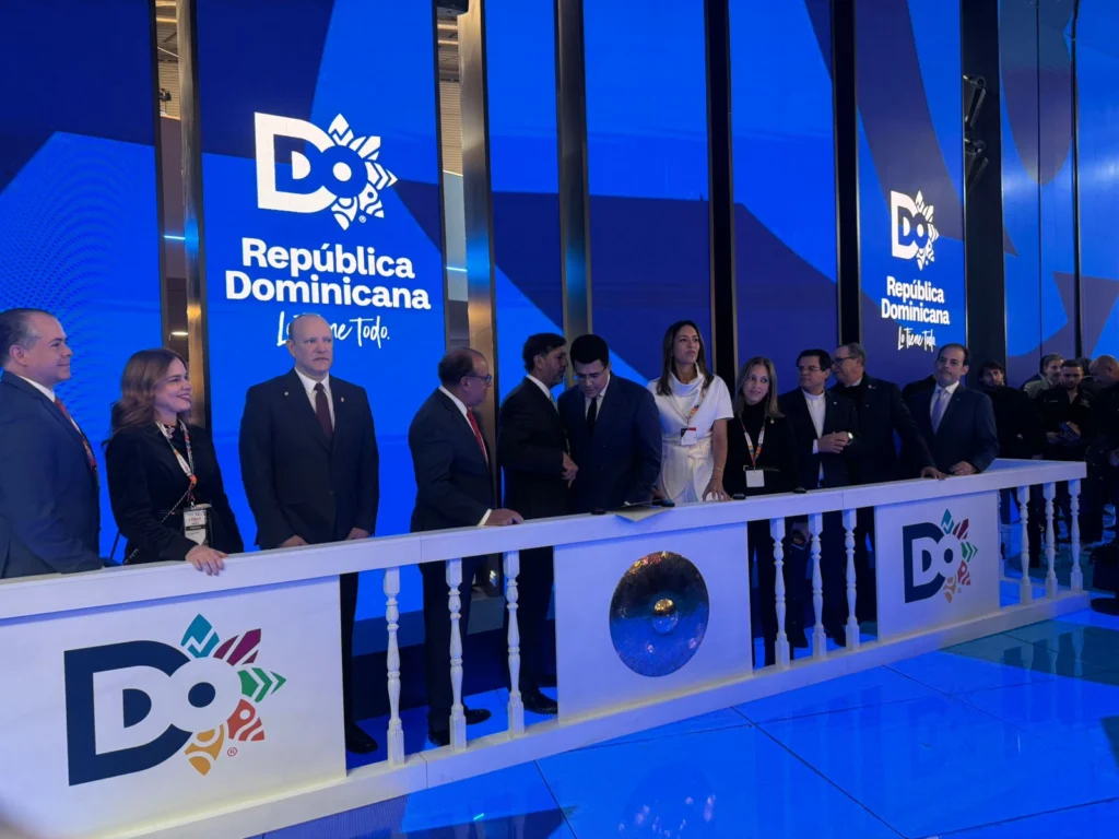 El ing. Manuel Estrella junto al ministro David Collado y otras personalidades en la presentación de "Visit Santiago"