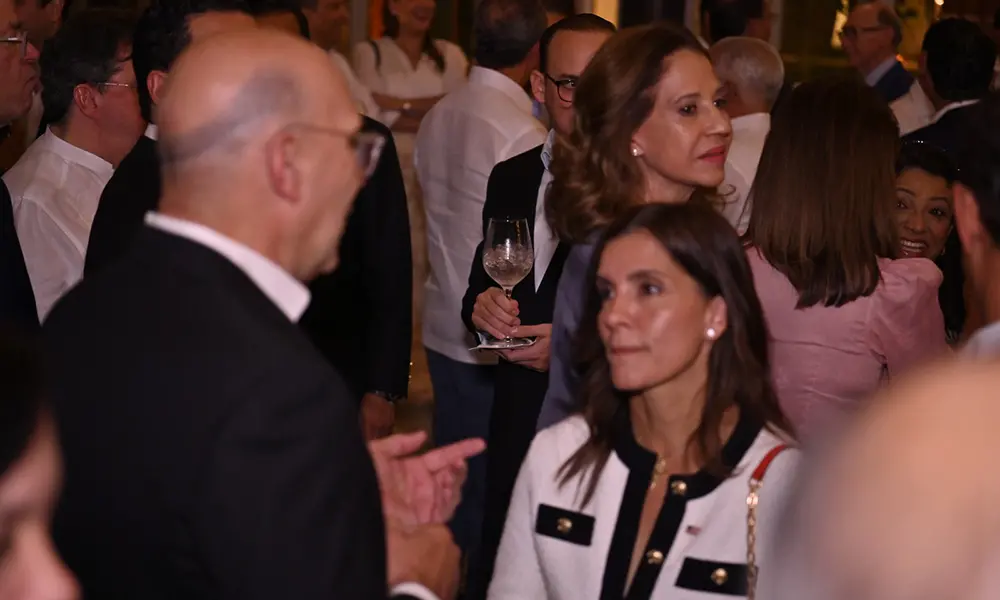 El empresario Mícalo Bermúdez conversa con la embajadora en la recepción.