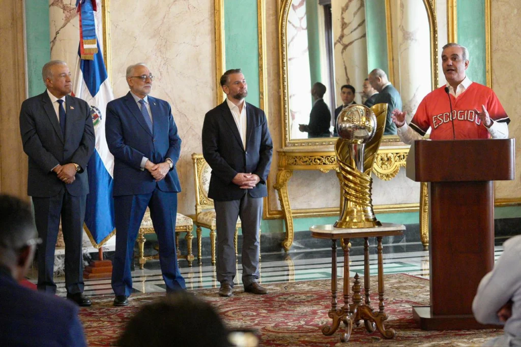 Abinader entrega la bandera al Escogido para Serie del Caribe 2026