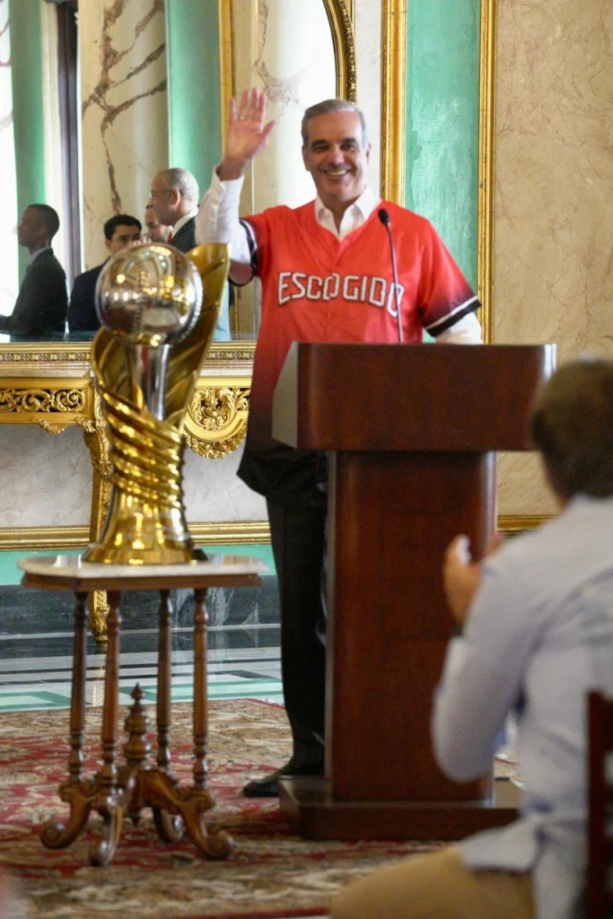 Abinader entrega la bandera al Escogido para Serie del Caribe 2026