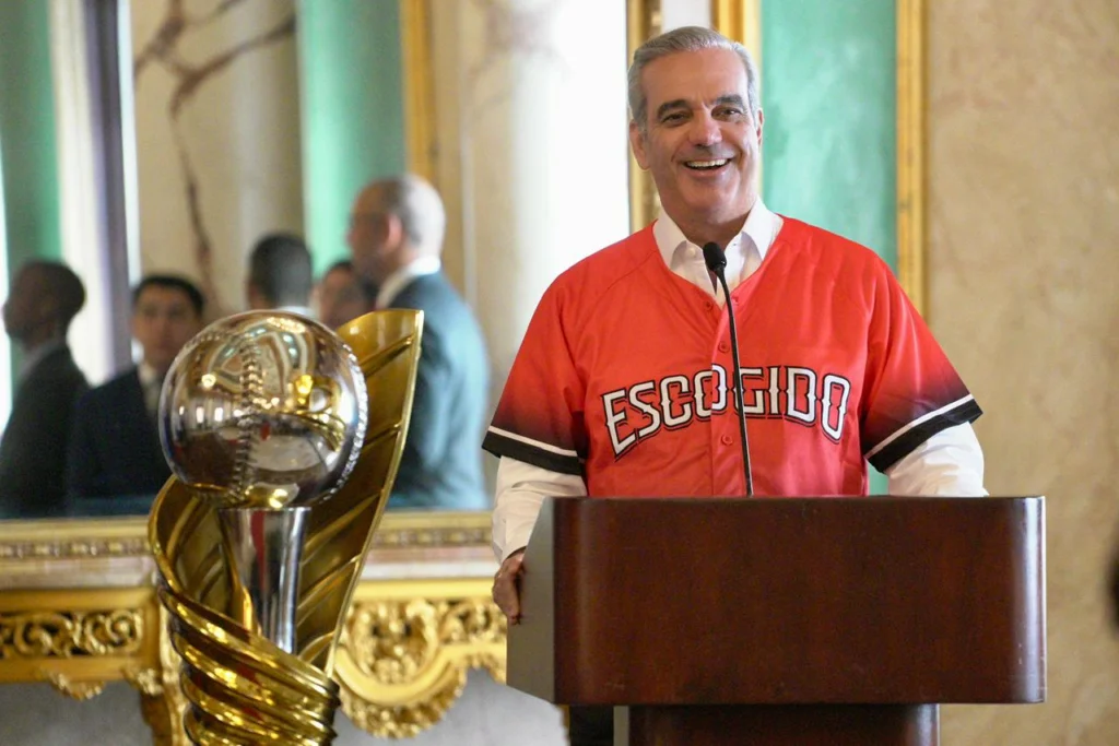 Abinader entrega la bandera al Escogido para Serie del Caribe 2026