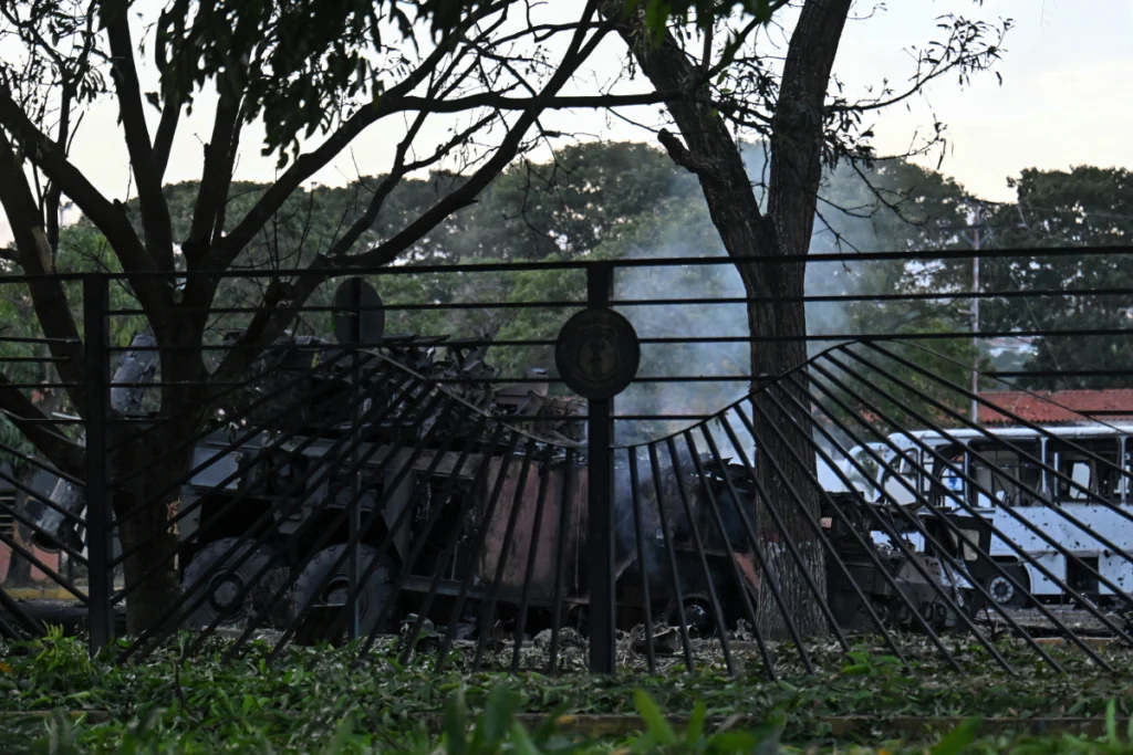 Un vehículo incendiado se observa en la base aérea La Carlota de Caracas el 3 de enero de 2026