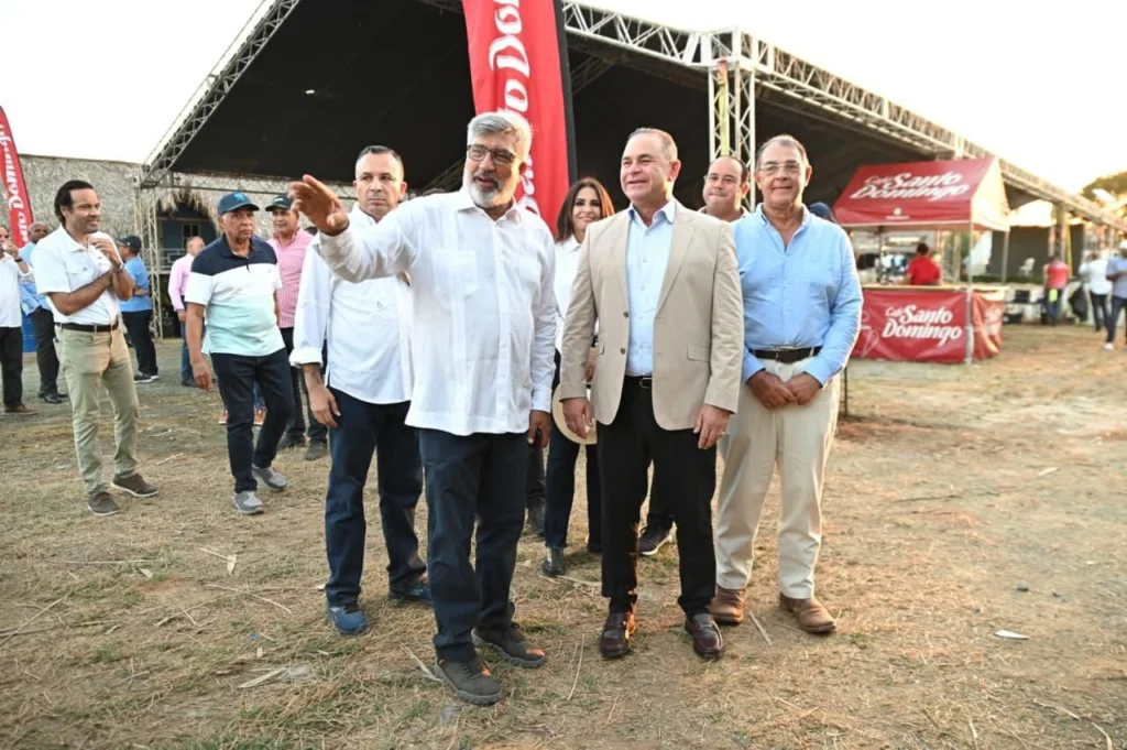 La actividad fue organiza por el colectivo Nueva Generación Ganadera que preside Luis Felipe Checo e integran Arismendy Almonte vicepresidente , Henry Bueno tesorero y Juan Manuel García secretario.