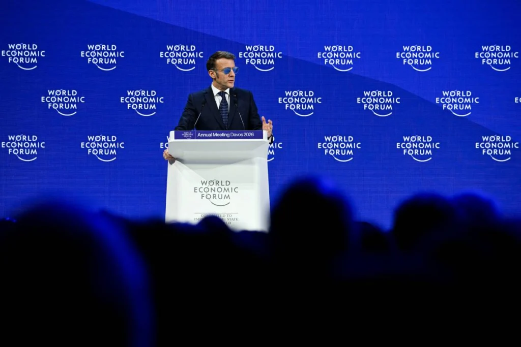 Emmanuel Macron con lentes de sol en su discurso en Davos