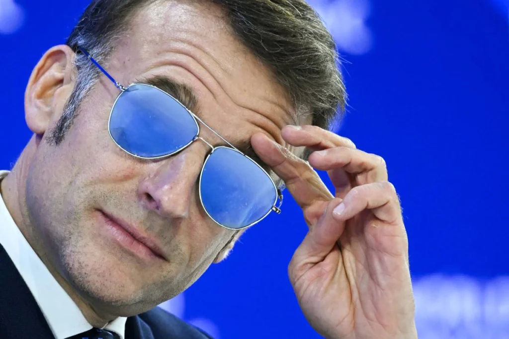 Emmanuel Macron con lentes de sol en su discurso en Davos