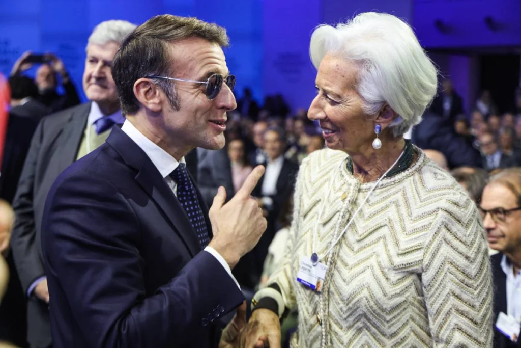 Emmanuel Macron con lentes de sol en su discurso en Davos