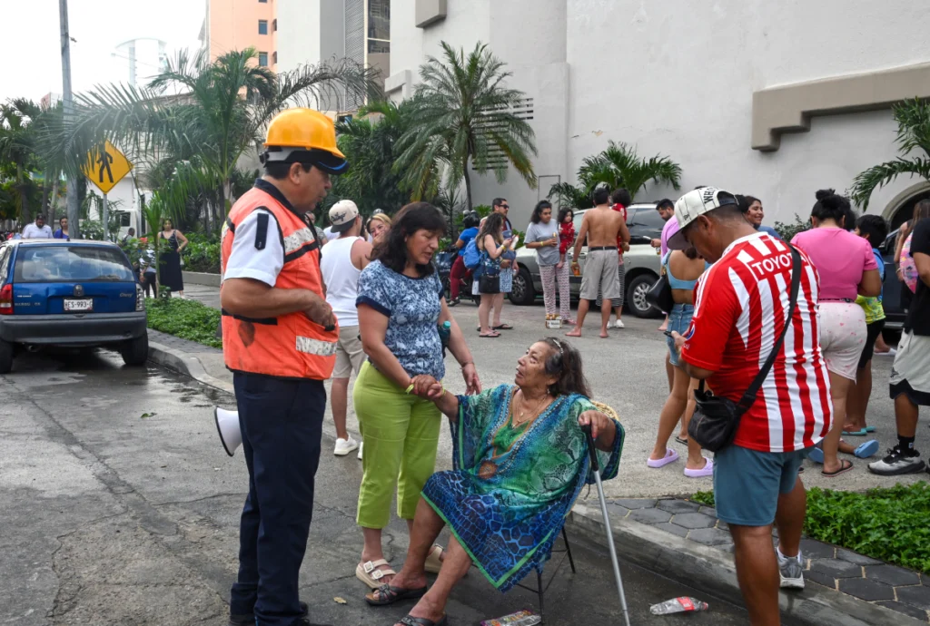 Turistas evacuados de un hotel durante un terremoto de magnitud 6.5 en Acapulco, México