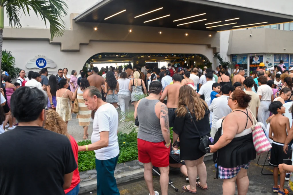 Turistas evacuados de un hotel durante un terremoto de magnitud 6.5 en Acapulco, México