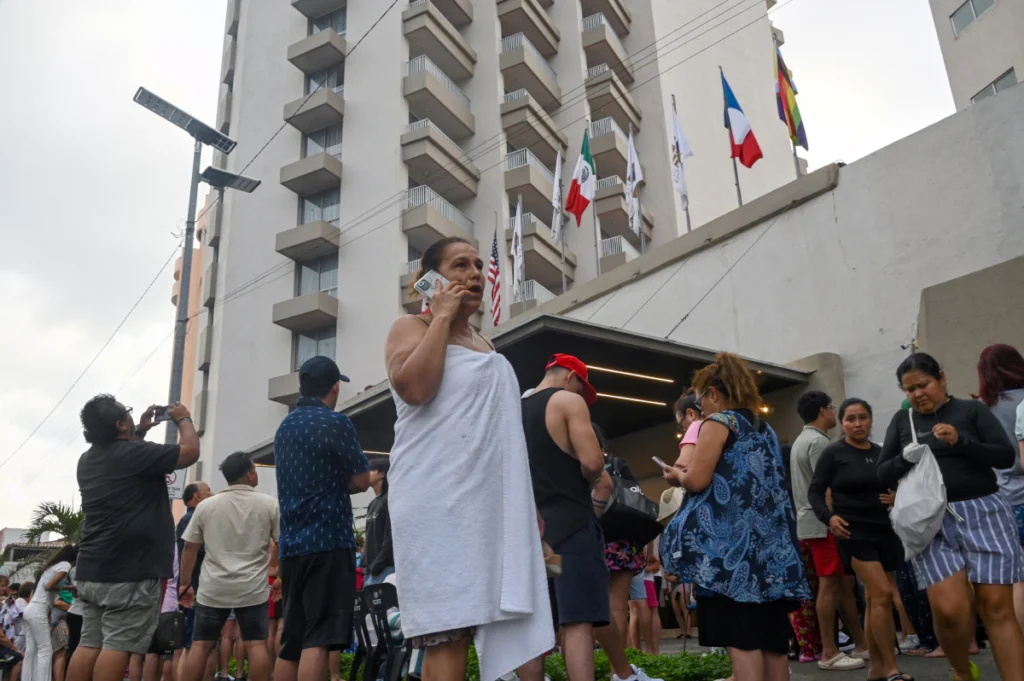 Turistas evacuados de un hotel durante un terremoto de magnitud 6.5 en Acapulco, México