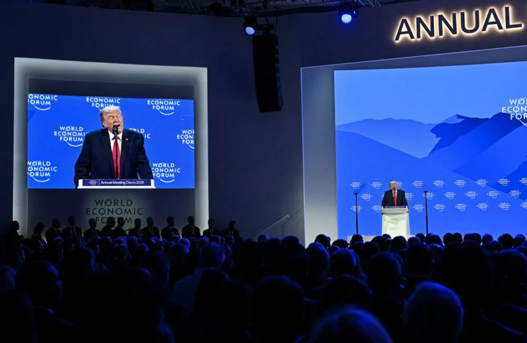 Donald Trump pronuncia un discurso ante líderes mundiales en el Foro Económico Mundial de Davos 2026.