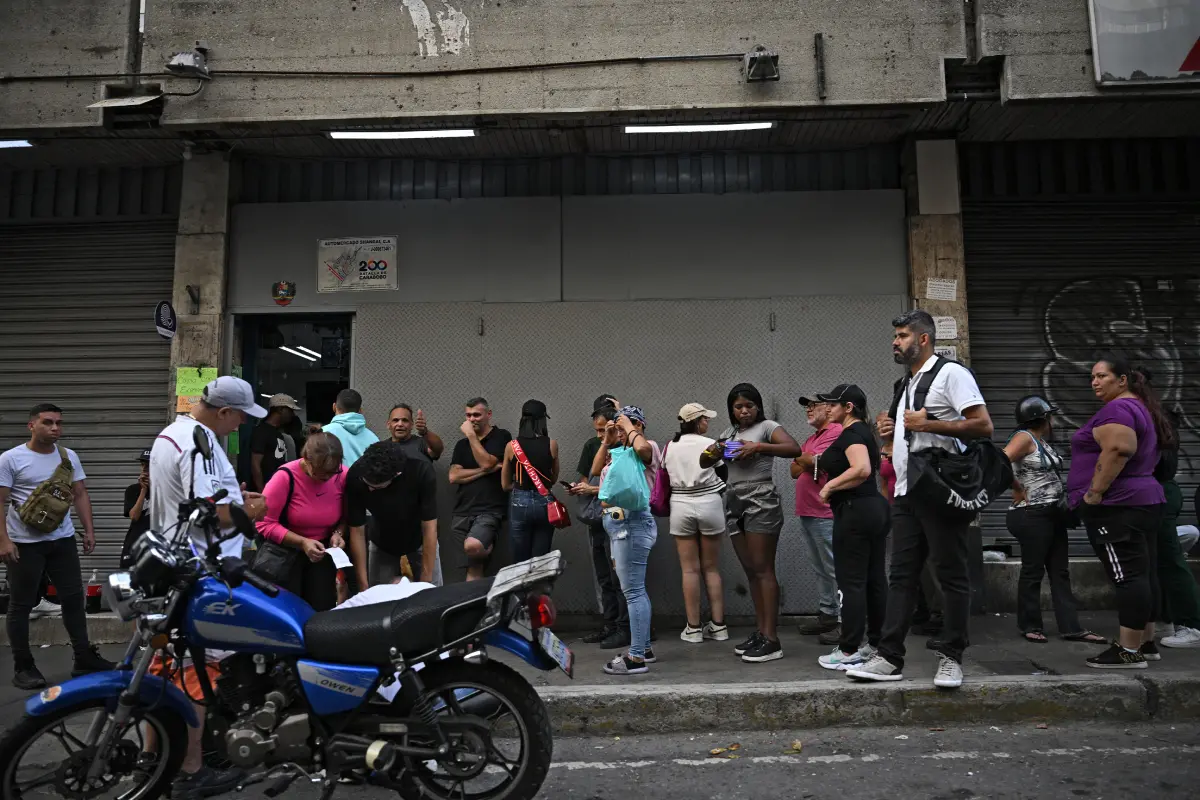 Venezolanos hicieron largas filas en los mercados este sábado