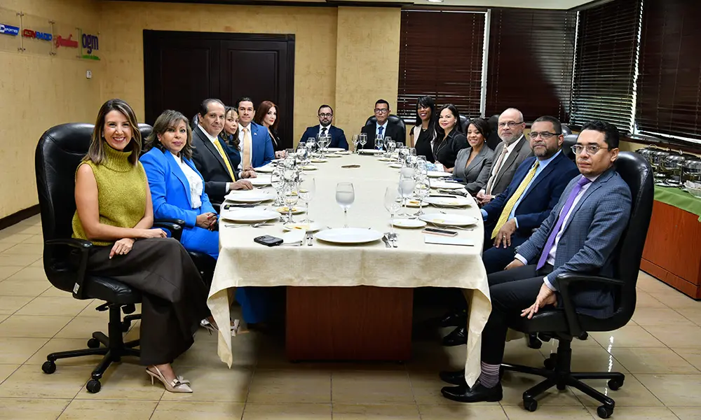 Ejecutivos y periodistas de elCaribe y CDN compartieron almuerzo con los funcionarios.