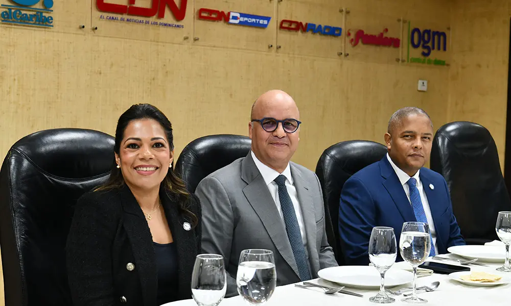 Paola Aimée Plá Puello, el director del IDAC, Igor Rodríguez Durán, y Claudio Martínez.