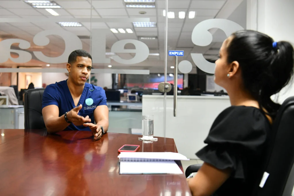 El cirujano Nelson Garcia durante su entrevista en el periódico elCaribe.