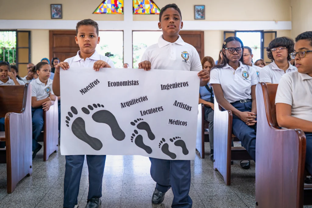 Estudiantes muestran valores del Colegio La Zurza.