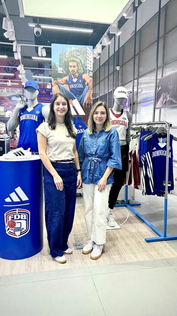 La Federación Dominicana de Baloncesto (FEDOMBAL), en alianza con Adidas, presentó oficialmente la nueva indumentaria
