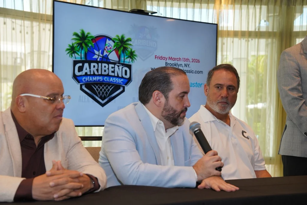 Doré Vicioso, copropietario Leones de Santo Domingo y director de marketing del equipo se dirige a los presentes en la conferencia de prensa del Carieño Champ Classic.