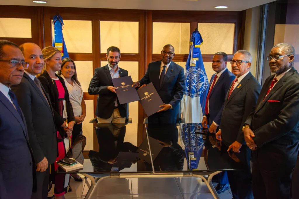 Fundación Iberostar y UASD firman la Iniciativa del Mar Iberostar