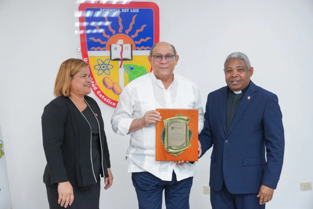 Rafael Santos Badía, director general del Infotep recibe reconocimiento de UCATEBA
