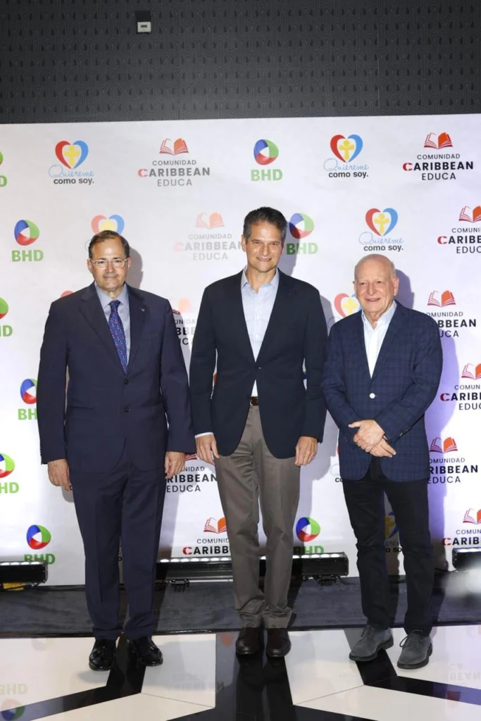 Steven Puig de BHD, Oscar Villanueva de Quiereme Como Soy, y Robert Carrady de Caribbean Educa.
