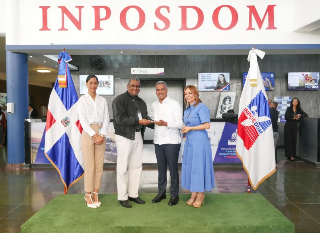 Los colaboradores recibieron el reconocimiento de manos de los firectivas del Inposdom