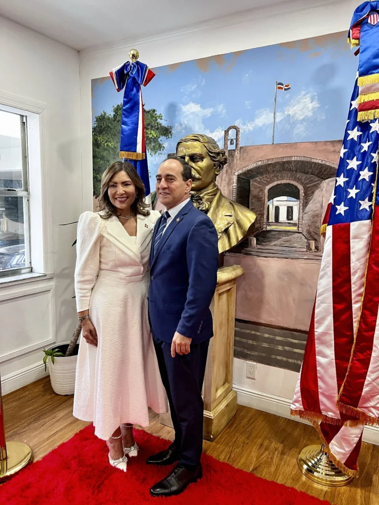 En la gráfica, la doctora Geanilda Vásquez adjunto al nuevo Encargado Interino de la Misión Consular del Gobierno Dominicano en Miami, el vicecónsul licenciado Gilberto Minaya, quien es decano de los vicecónsules en esta jurisdicción diplomática. (Foto cortesía del Fotoreportero Ramón Morillo)