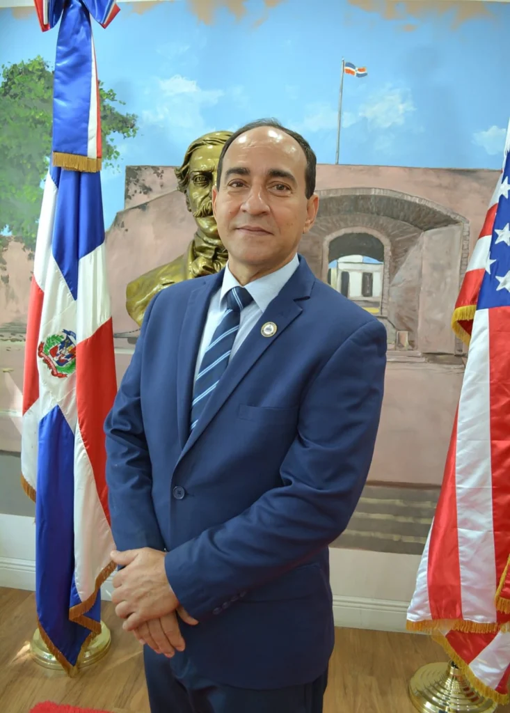 El licenciado Gilberto Minaya, nuevo Encargado Interino de la Misión Diplomática de la República Dominicana en Miami.(Foto cortesía del Fotoreportero Ramón Morillo)