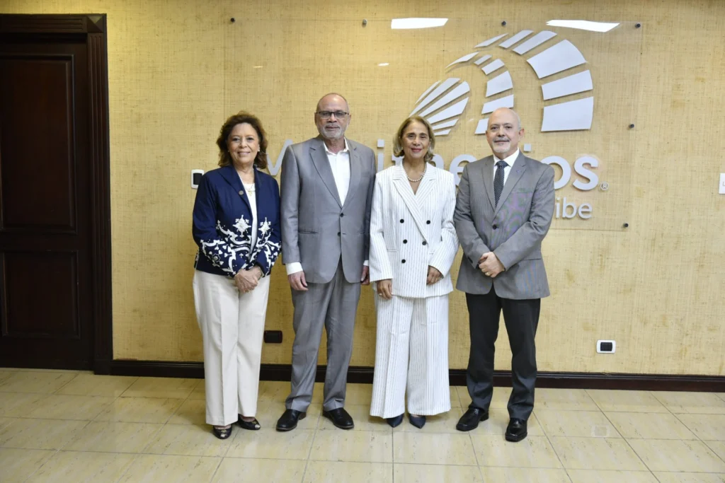 Víctor Pou, Dra. Emma Guzmán y Dra. Luisa González de Bogaert, representante del Instituto Dermatológico junto al director del Caribe Nelson Rodríguez