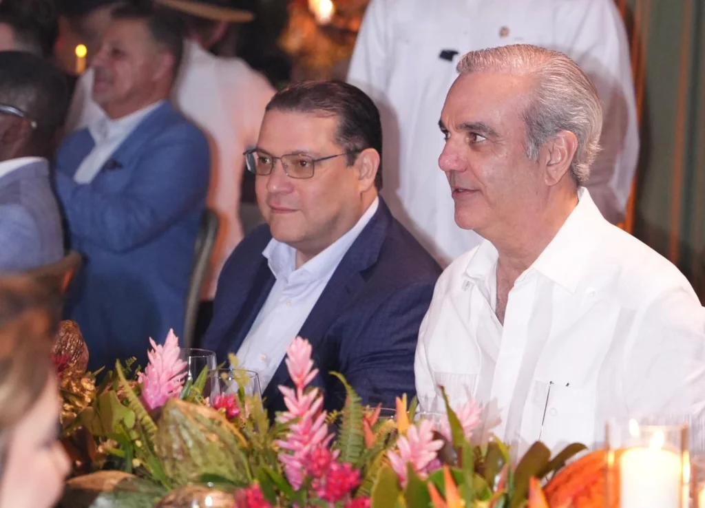 Eduardo Sanz Lovatón y presidente Luis Abinader