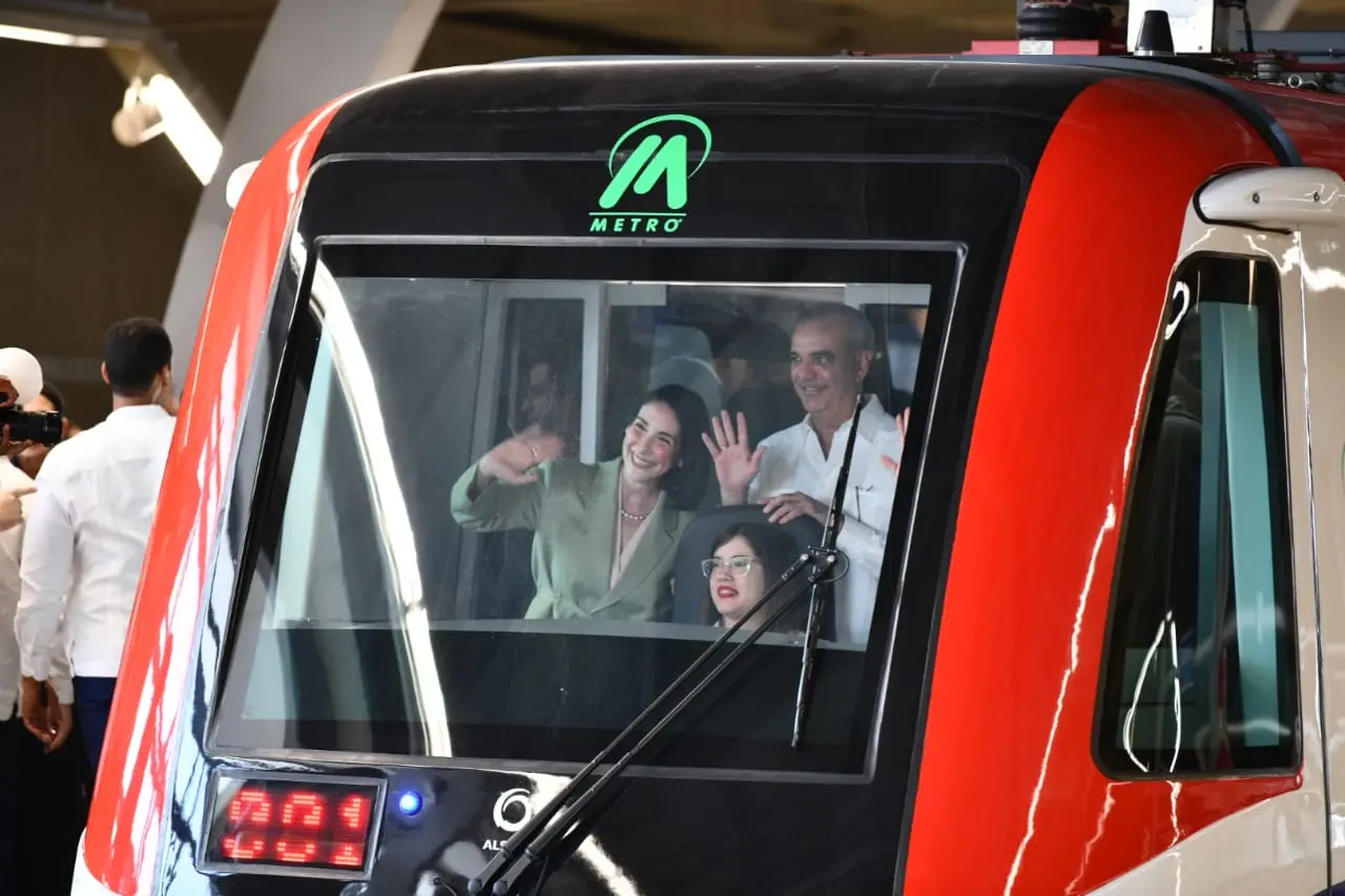 Abinader deja inaugurada de la línea 2-C del MetroWSACHW