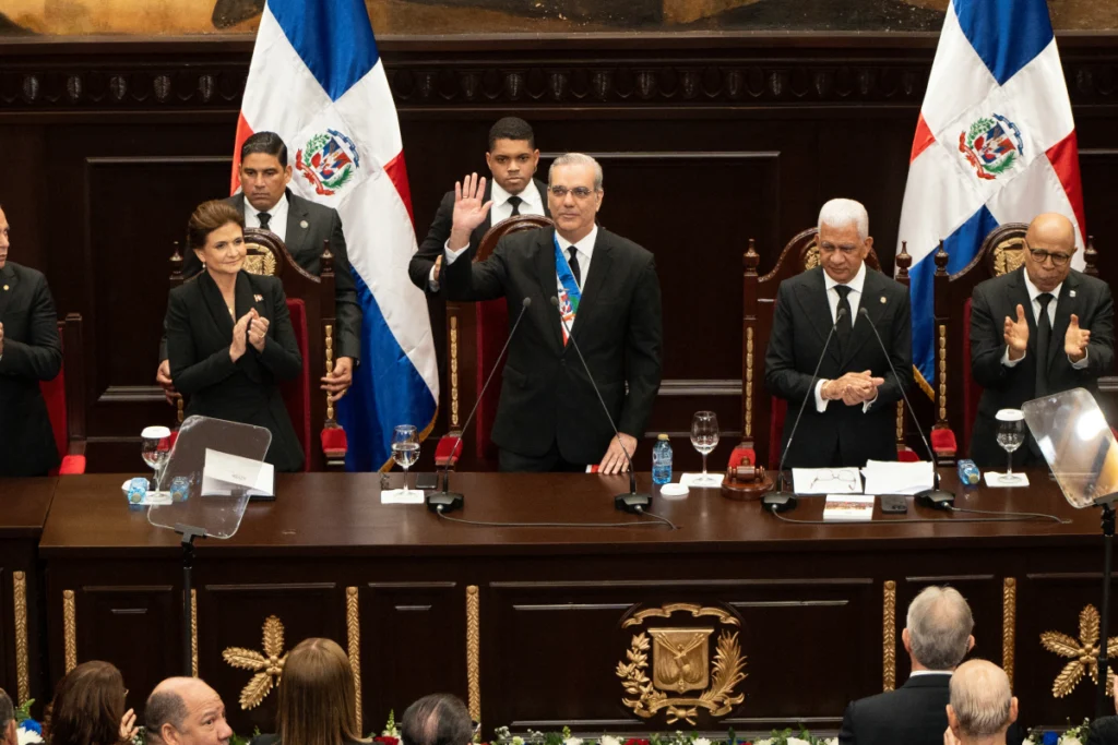 El presidente de República Dominicana, Luis Abinader (centro), saluda durante las celebraciones del Día de la Independencia en la Asamblea Nacional en Santo Domingo el 27 de febrero de 2025.
