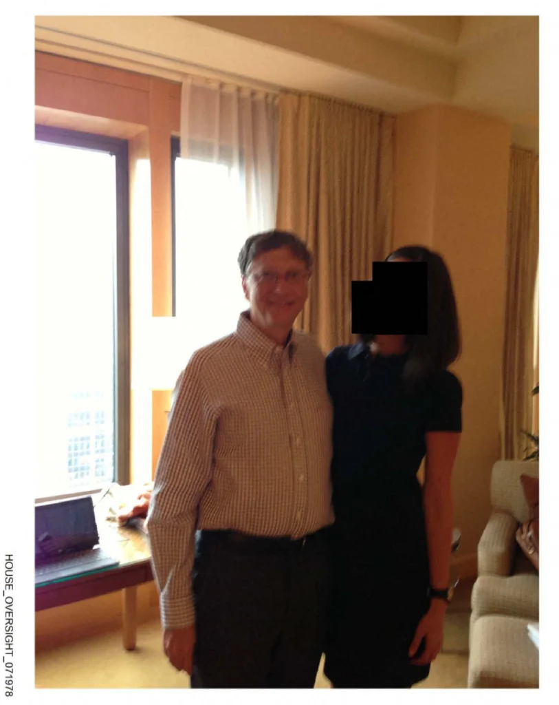 Esta imagen, sin fecha ni ubicación, publicada por los demócratas del Comité de Supervisión de la Cámara de Representantes el 18 de diciembre de 2025, muestra al empresario y filántropo estadounidense Bill Gates (derecha) posando con una mujer cuyo rostro ha sido censurado.