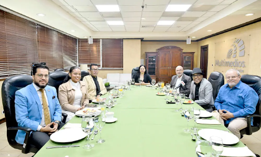 Ovalle, Wendy, Tovar, Yaneisy, Nelson Rodríguez, Ramón Orlando y Quiñones, a la mesa.