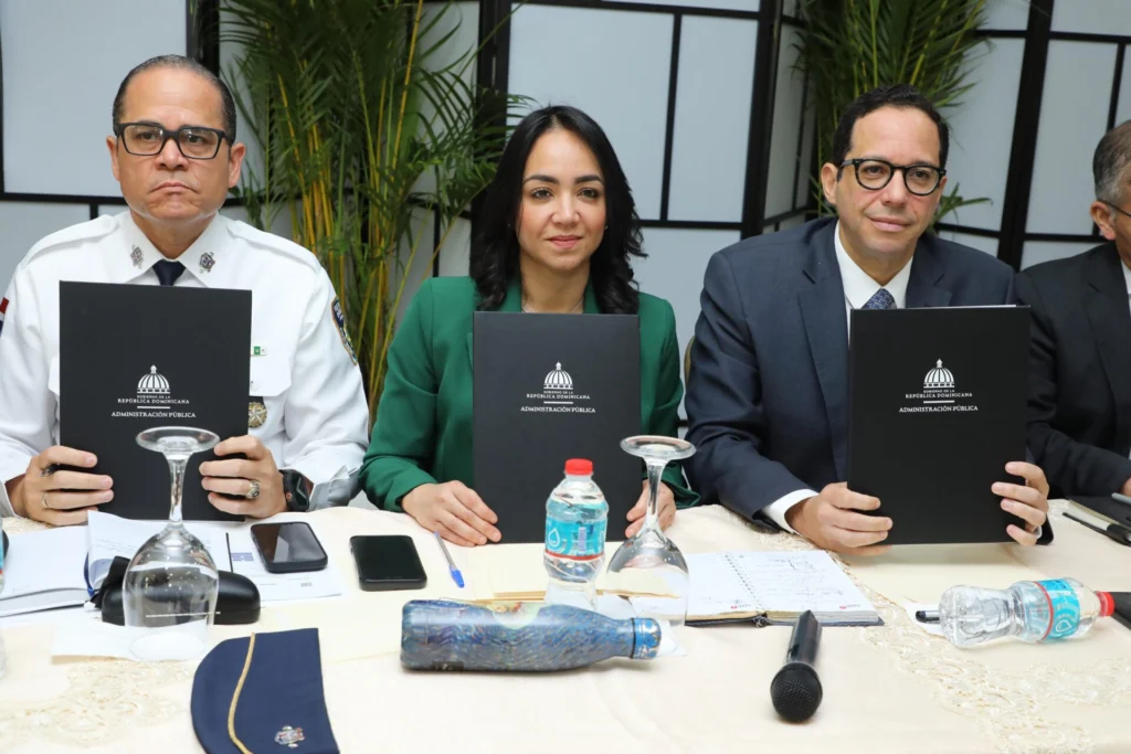 El acuerdo fue suscrito por la ministra de Interior y Policía, Faride Raful; el ministro de Administración Pública, Sigmund Freund Mena; y el director general de la Policía Nacional, mayor general Andrés Modesto Cruz Cruz.