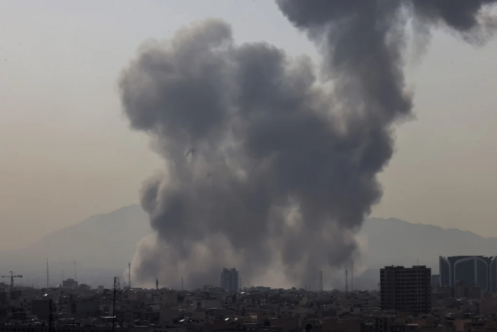 Una columna de humo se eleva tras una explosión reportada en Teherán el 28 de febrero de 2026.